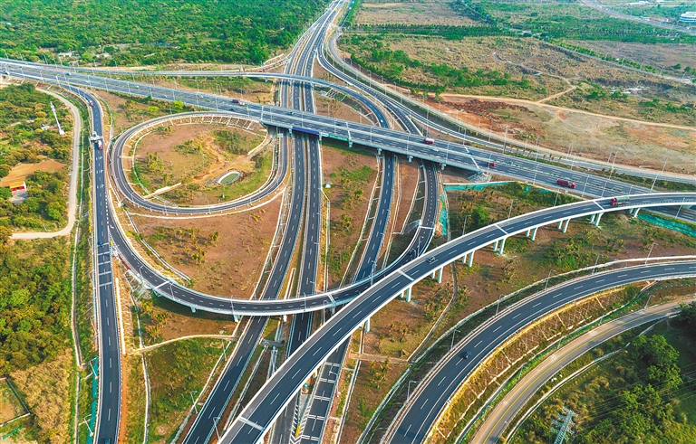 完善高速公路网铺就发展“快车道”
