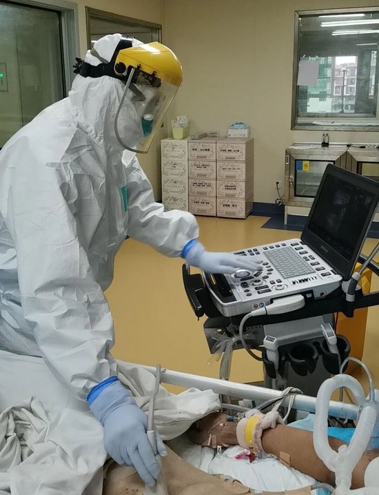 疫情期间，王东林在负压病房工作
