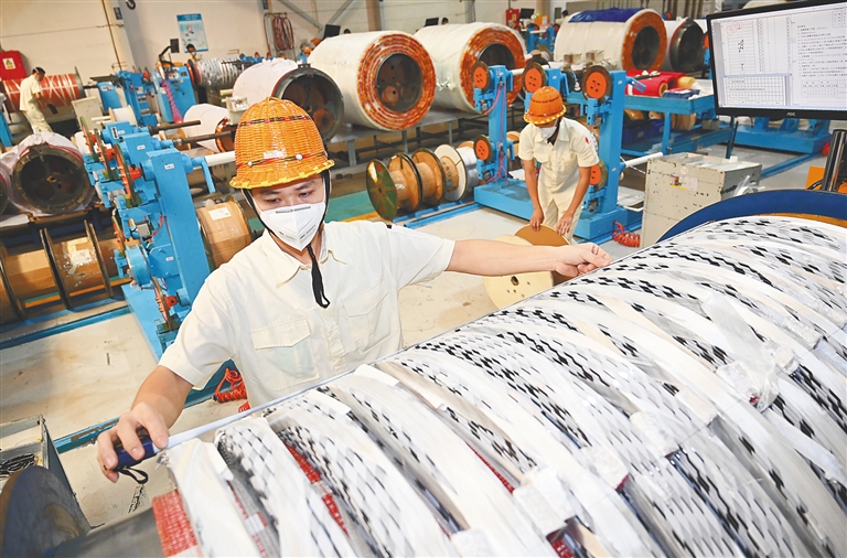3月6日,在位于海口保税区的海南金盘智能科技股份有限公司装配车间,工人加紧生产变压器,准备发往德国、美国等国家。目前,该公司560多名员工全员在岗,实现100%复工,满负荷生产。本报记者 王凯 摄