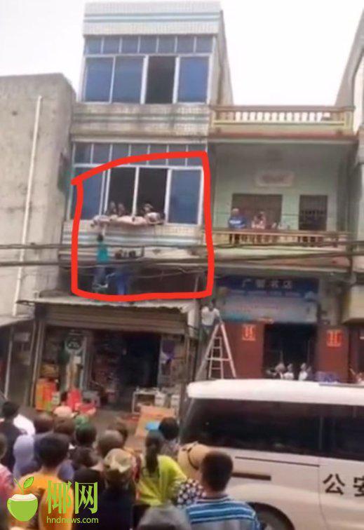 疑因家庭纠纷，女子打开三楼窗户，纵身一跃砸向