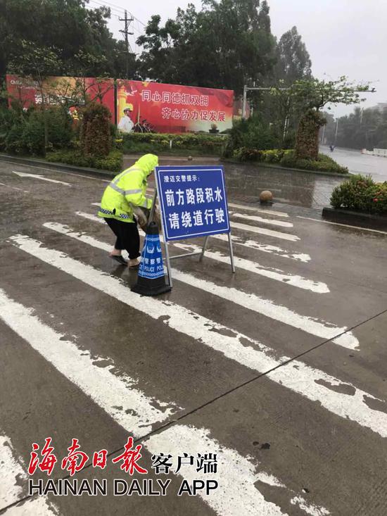 澄迈交警在现场采取临时交通管制