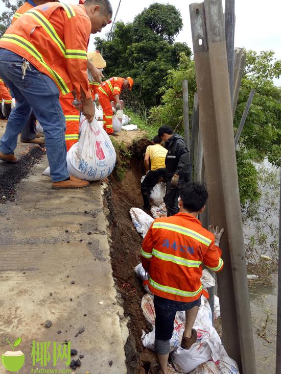 海口公路局8月14日浮美线挡墙塌方抢修