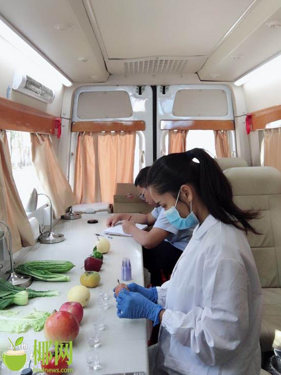 白沙县食药监局检测人员2018年10月正在进行食品快检