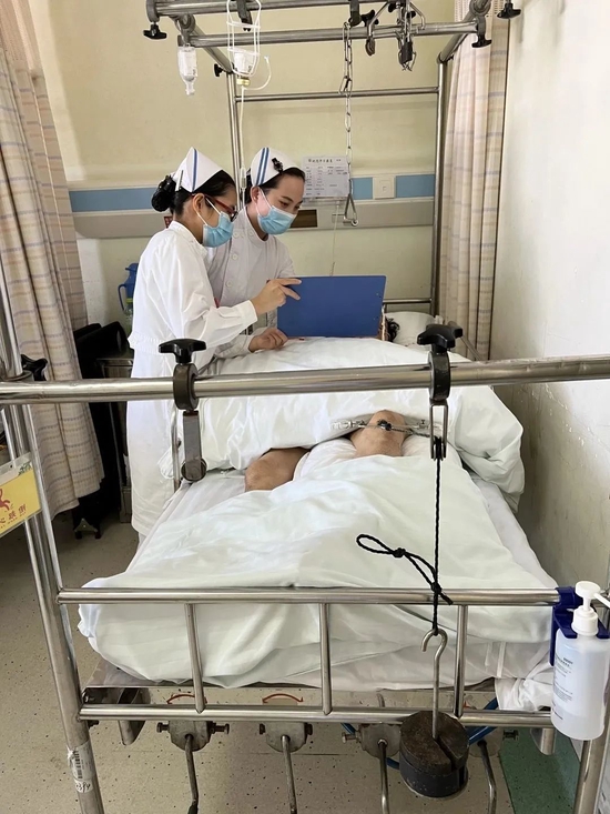 护士在评估患者阵痛治疗后的效果