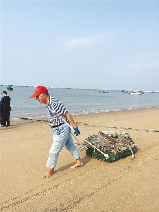 86岁“候鸟”老人在乐东海边捡垃圾获过万点赞
