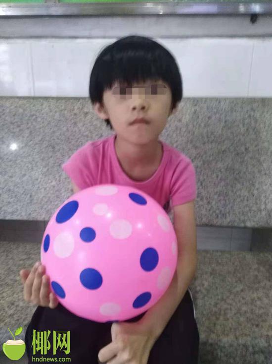 父亲工作疲劳呼呼大睡给了萌娃可乘之机