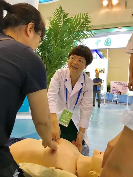 欧阳艳红给市民讲解心肺复苏操作步骤