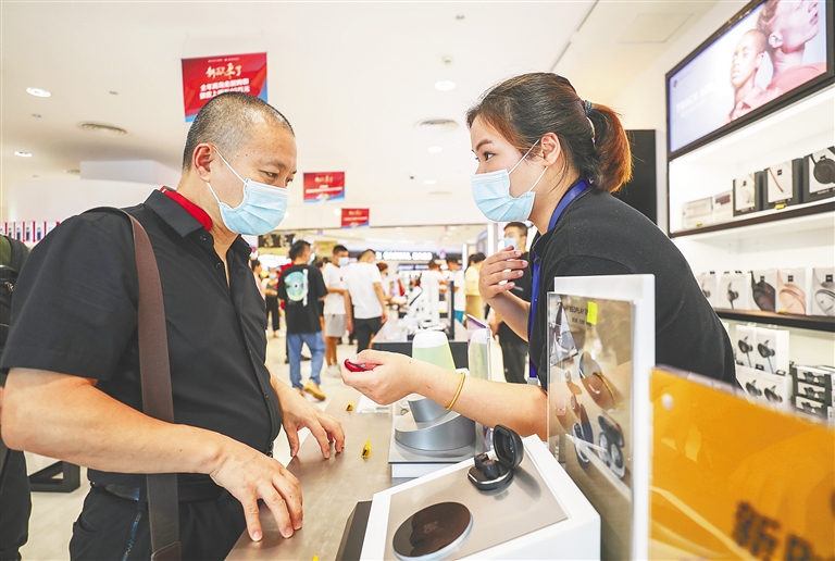 7月1日，在海口日月广场免税店，众多游客前来选购离岛免税商品。 海南日报记者 李天平 摄