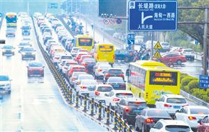 ①由于进出海甸岛的道路有限，上班高峰期出海甸岛的道路上车辆行进缓慢。