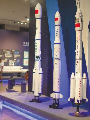  “中国航天日”时在省博物馆展出的火箭模型。 本报记者 袁琛 摄