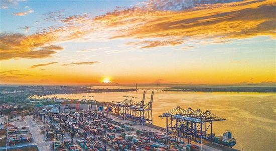  洋浦经济开发区国际集装箱码头，一片繁忙景象。海南日报记者 陈元才 摄