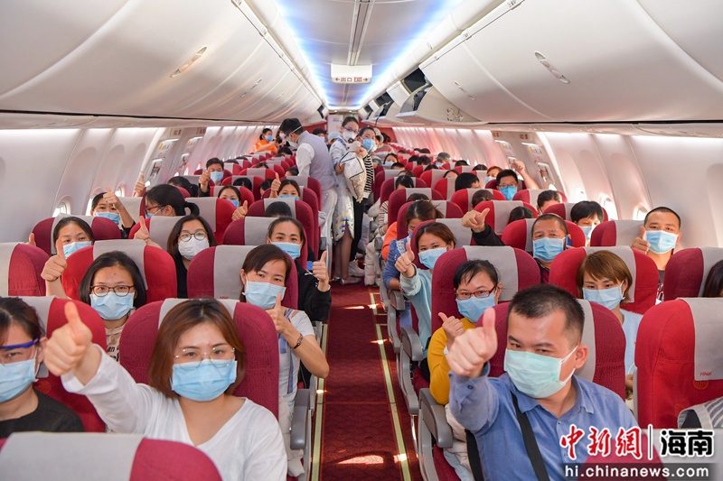 图为海南第五批支援湖北抗疫医疗队从海口美兰国际机场集中出发，搭乘海南航空包机飞赴武汉。骆云飞摄
