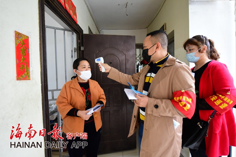 1月26日，海口市美兰区和平南街道工作人员深入君尧社区开展新型冠状病毒肺炎入户排查工作。 海南日报记者张茂 通讯员 王聘钊 摄