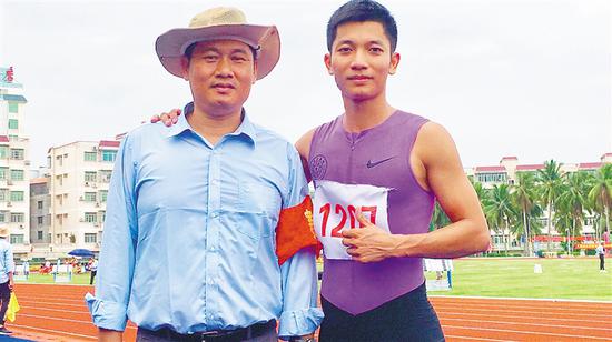 江亨南（右）和恩师杜震教练合影。 江亨南供图
