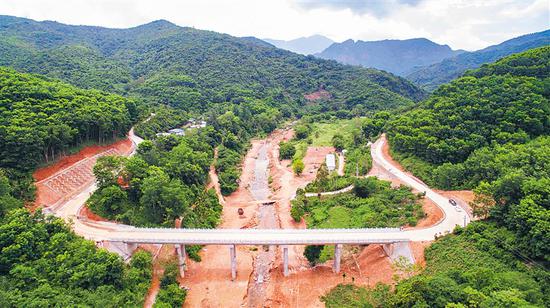 5月15日，俯瞰昌江黎族自治县王下乡牙劳村的牙劳大桥。