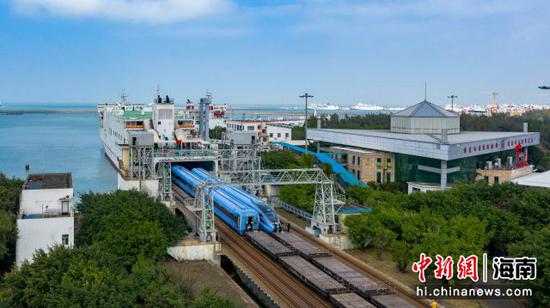 CR300AF型复兴号动车组通过粤海铁路轮渡进入海南岛。海南铁路公司供图
