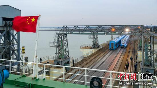 CR300AF型复兴号动车组通过粤海铁路轮渡进入海南岛。海南铁路公司供图