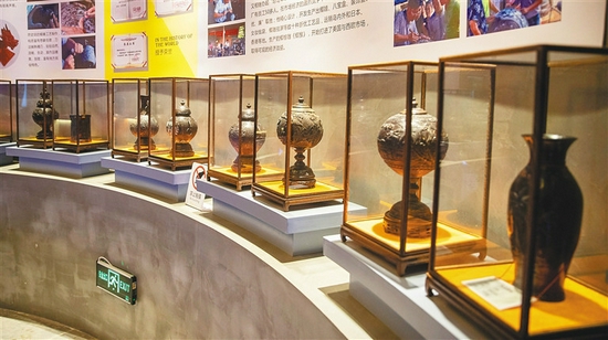 海南椰雕文化展览馆展出的椰雕香炉。