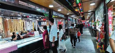 旅游工艺品珠宝一条街。 孙清 摄