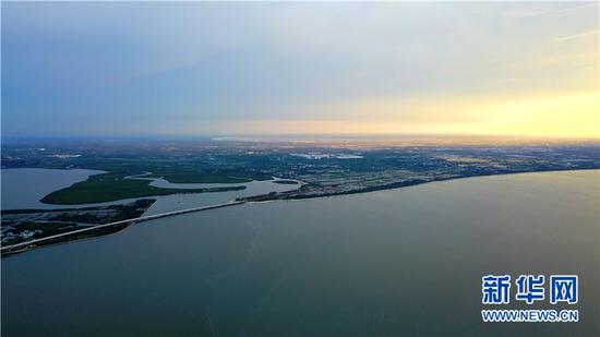 在文昌铺前镇眺望孕育希望的海口江东新区。摄于8月25日。新华网 黎多江 摄