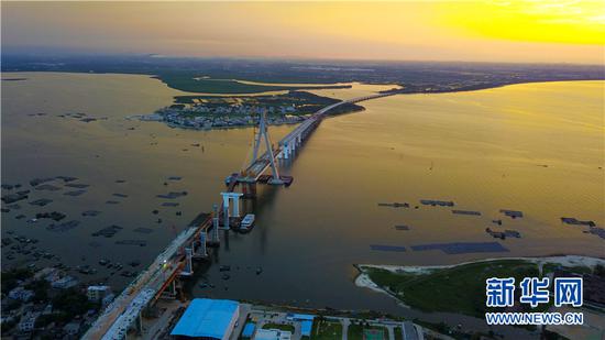 铺前大桥连接海口市规划建设的江东大道。摄于8月25日。新华网 黎多江 摄