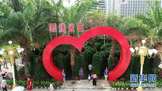 图腾迷宫的爱心图案元素门。新华网黎多江 摄