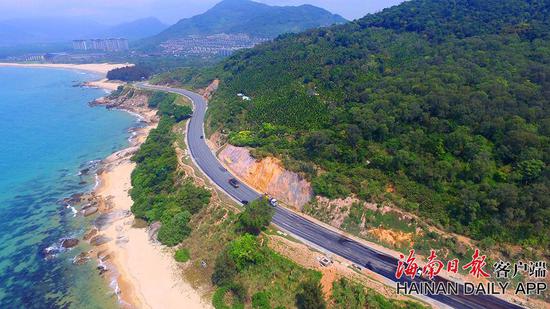 航拍万宁石梅湾至大花角段旅游公路的美丽景色。海南日报记者 张杰 摄