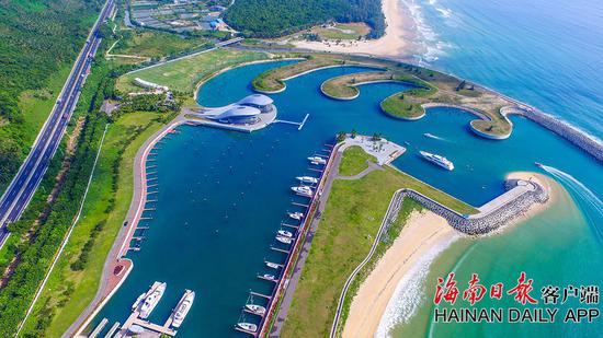 高空鸟瞰万宁华润石梅湾国际游艇会，滨海美景尽收眼底。海南日报记者 张茂 摄