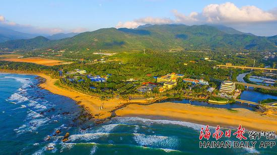 高空航拍阳光照射下的冲浪胜地万宁日月湾。海南日报记者 张茂 摄