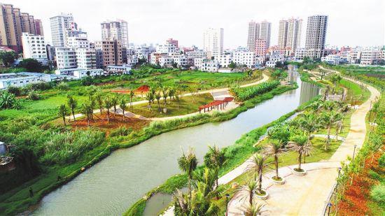  治理后面貌一新的澄迈县老城河道。