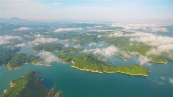 云海弥漫的松涛水库天湖景区。 海南日报记者 陈元才 摄