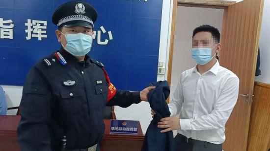 民警将衣物交还失主 钟泽亮供图