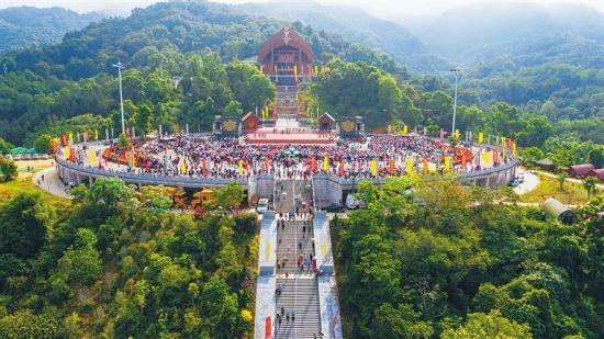 四月十四日，五指山市在水满乡举行祭祀袍隆扣大典。 方山 摄