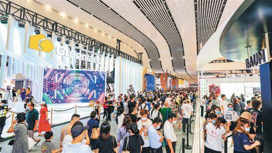 5月9日，首届中国国际消费品博览会开馆第三天，中外嘉宾进场观展热度不减，各个展馆人气爆棚。本报记者 陈元才 摄
