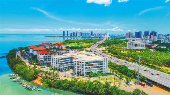 远眺海口复兴城互联网信息产业园。本报记者 张茂 摄