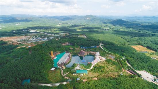 俯瞰莲花山文化景区。袁琛 摄