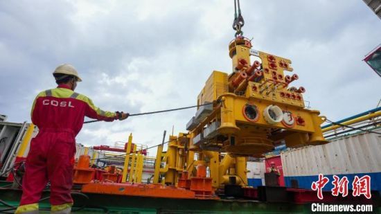 图为我国首套国产深水水下采油树正进行海上安装。 中国海油 供图