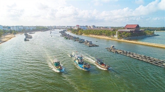 在琼海市的潭门渔港，渔船进出港口。本报记者 袁琛 摄