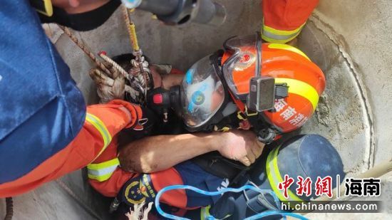 万宁:村民清扫不当被困15米深井 消防紧急救援
