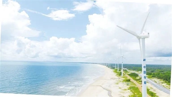 文昌市木兰湾沿海，风力发电机迎风转动。海南日报记者 袁琛 摄