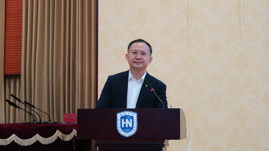 骆清铭作主题报告。