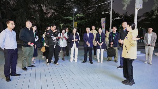 媒体记者采访后海村（ 海棠区委宣传部供图）