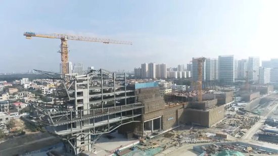 东方起航酒店商务商业综合体项目施工现场。东方市融媒体中心 摄