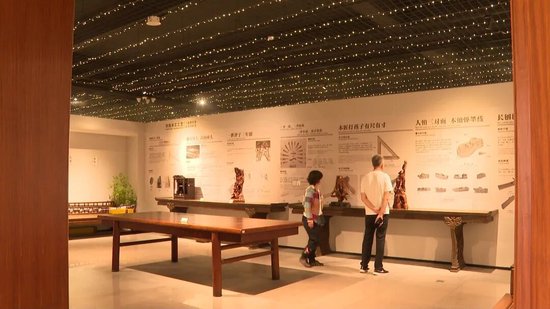 黄花梨工艺品展厅。东方市融媒体中心 摄