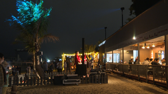 市民游客在日霞WED吧欣赏演出。东方市融媒体中心 摄