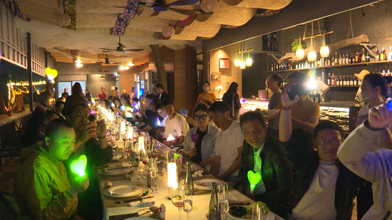 市民游客在日霞WED吧欣赏演出。东方市融媒体中心 摄