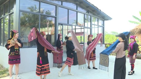 在东河镇“庄婐谣”黎族非遗文化体验基地，符花金正带领演员们加紧排练。东方市融媒体中心 摄