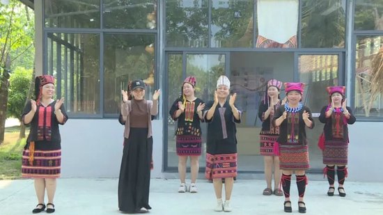 演员们正在排练舞台走位。东方市融媒体中心 摄