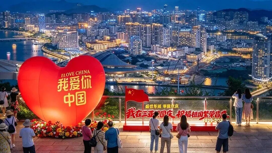 10月1日，鹿回头风景区夜景。