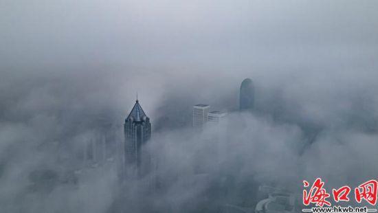 浓雾下，高楼只露尖尖角。邵阳 摄